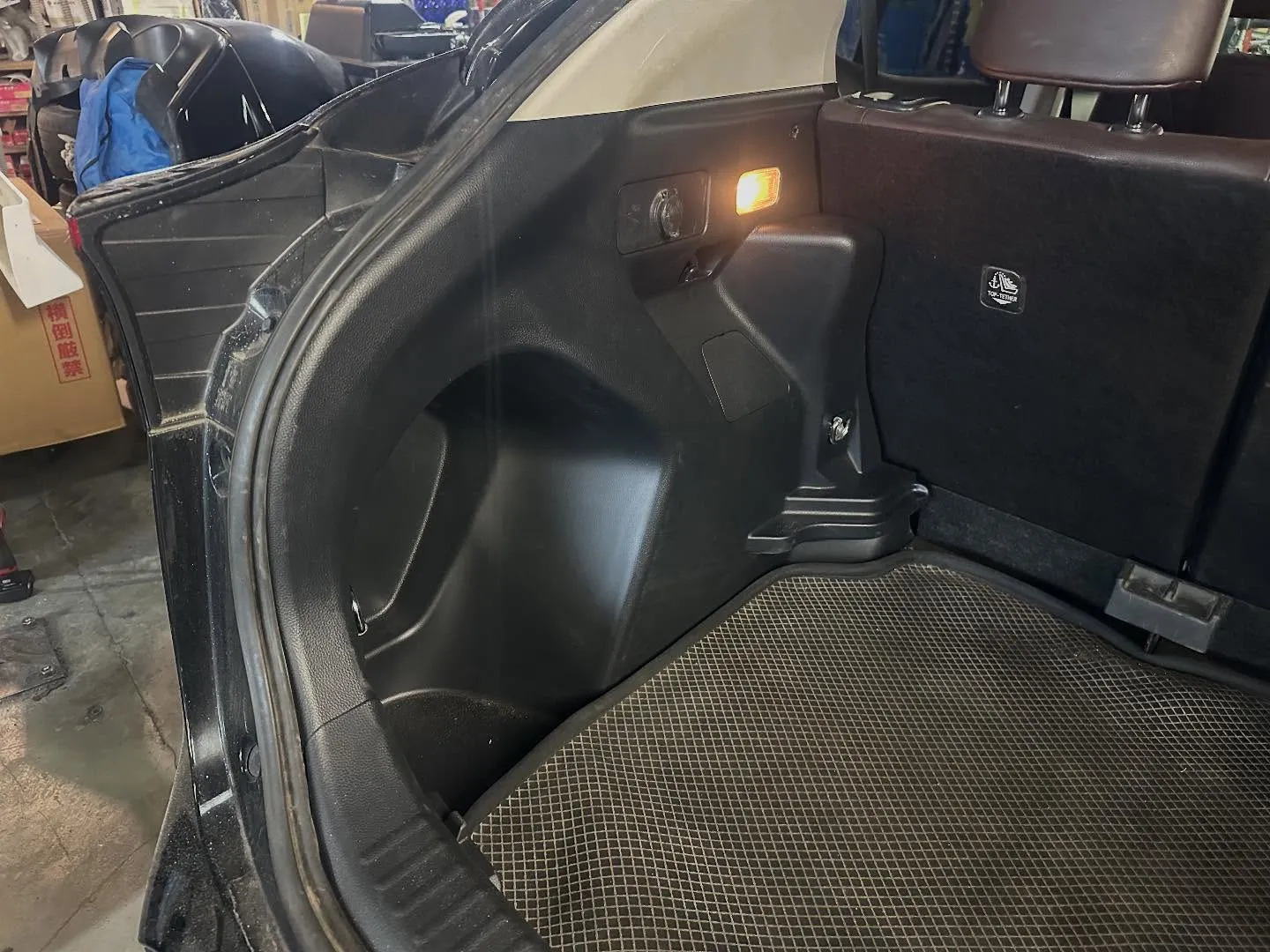 内装が傷ついてしまったパネルの交換です！！