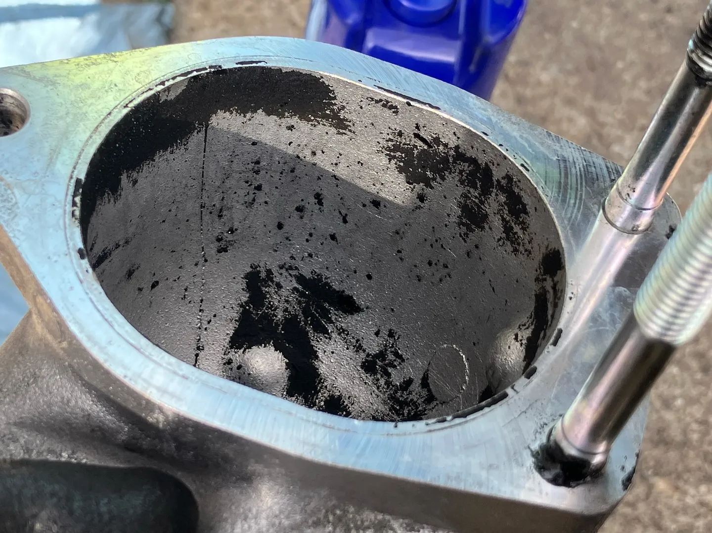 ディーゼル車の吸気管内の清掃です🧹