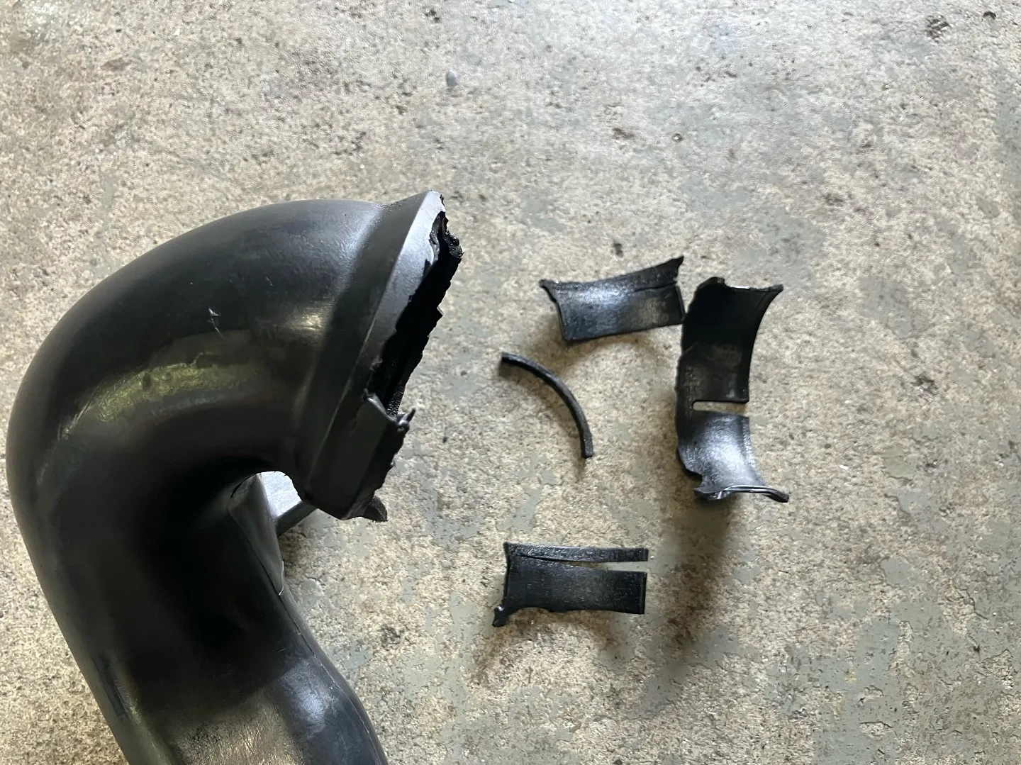 ハイエースあるあるのタービンアウトレットエルボ交換です！