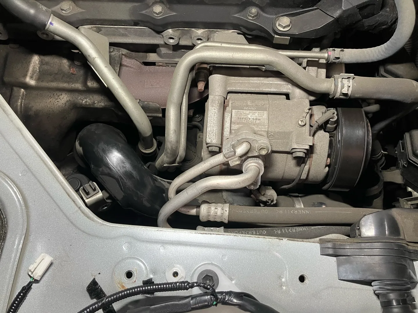 ハイエースあるあるのタービンアウトレットエルボ交換です！